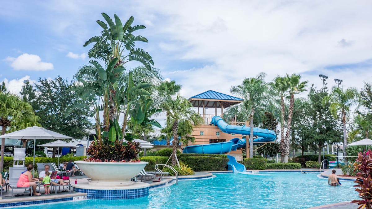 A family resort pool and swim-up area in Cancun, one of the destinations the sellers in this scorecard bundle with air