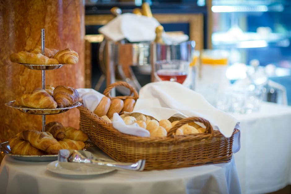 Free hotel breakfast buffet with pastries and fresh food, an included perk that separates the family-friendly hotel brands