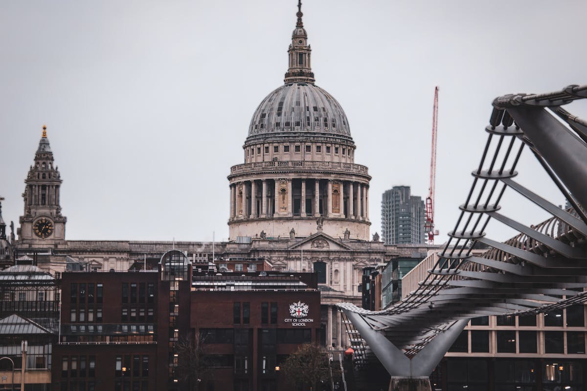 St Paul's Cathedral and Millennium Bridge over the River Thames, a Harry Potter filming location