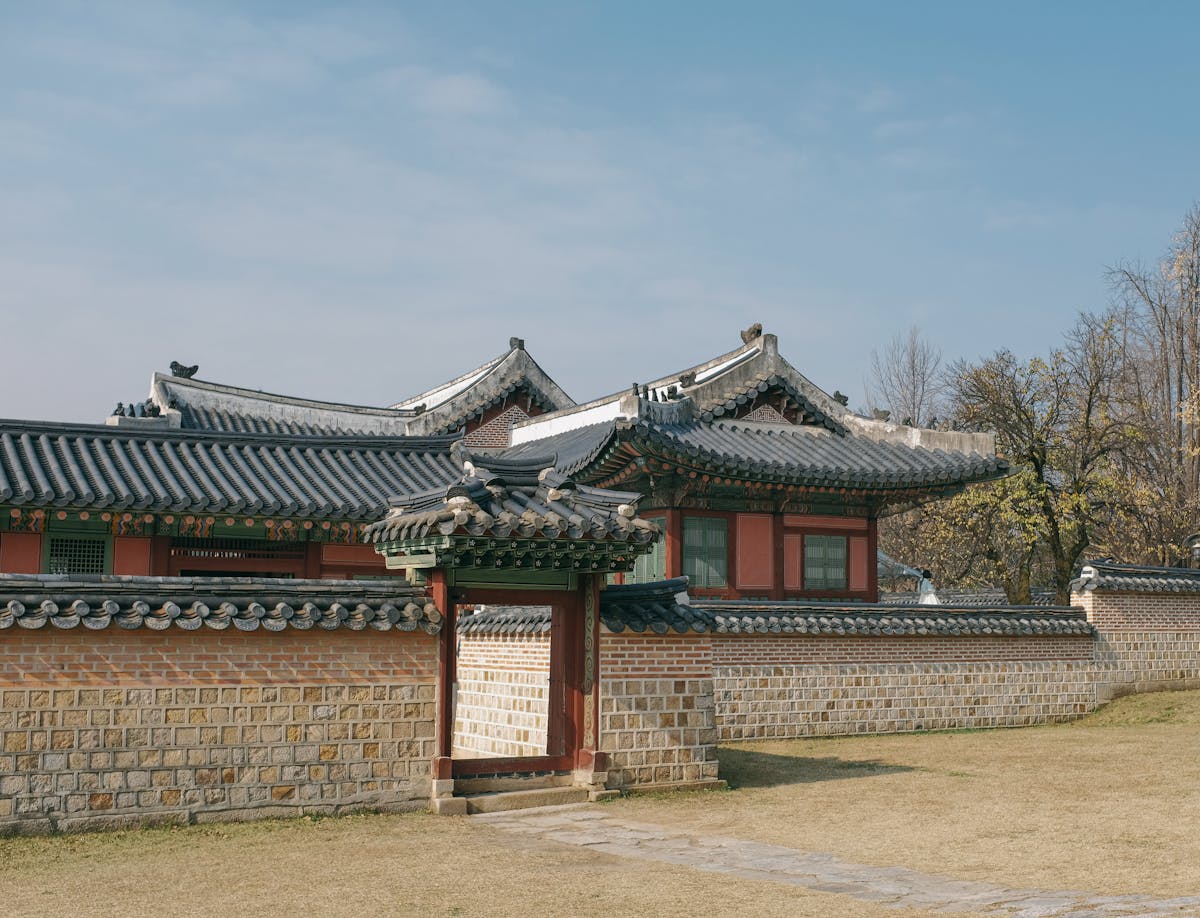 A traditional Korean palace in Seoul, showcasing the architectural beauty families can explore in South Korea