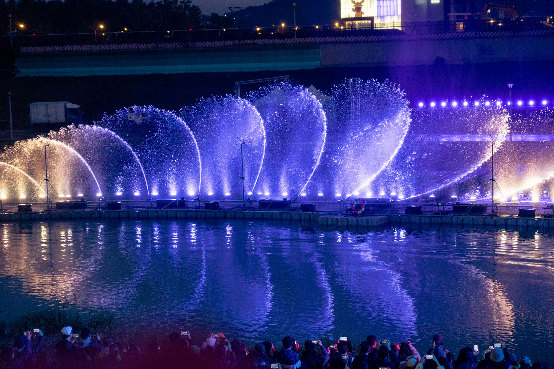 Kids watching the Bellagio fountains erupt on the Las Vegas Strip &mdash; one of the best free family activities in the city